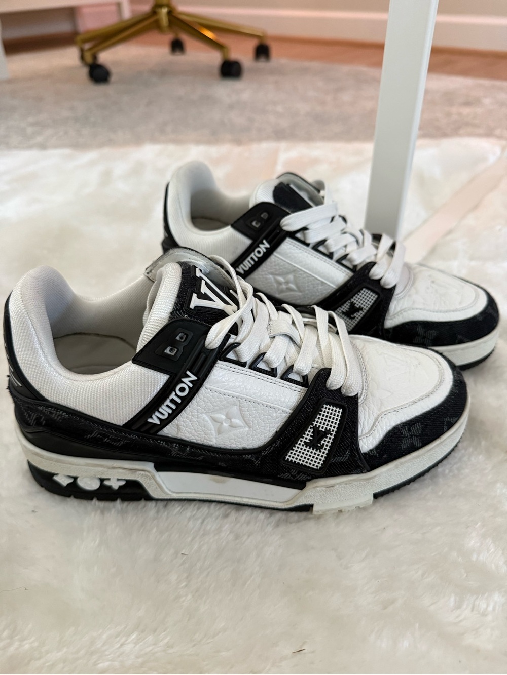 Louis Vuitton White and Black Trainers 🩷